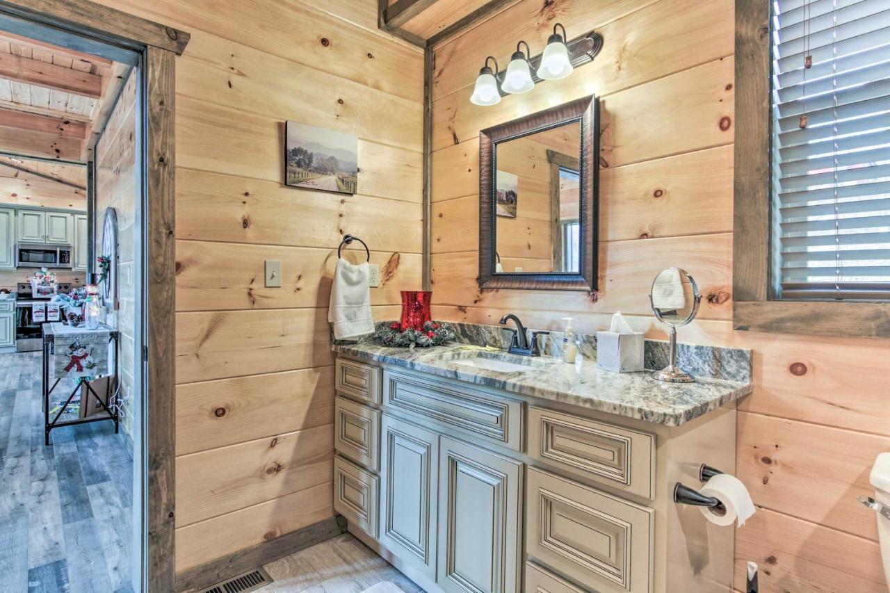 Smoky Mountain Hideaway With Hot Tub, Deck And Views! Βίλα Gatlinburg Εξωτερικό φωτογραφία